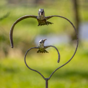 Metalen tuinbeeld van een harten, gemaakt door een Afrikaanse kunstenaar. 
